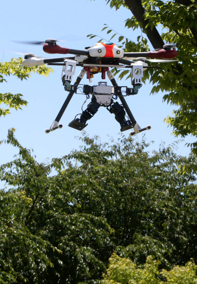 드론과 로봇의 콜라보