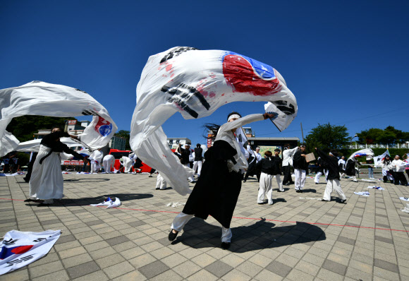 그날의 의미를 되새기며