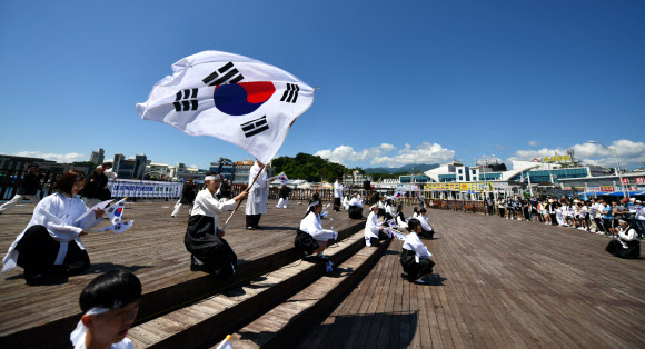 그날의 의미를 되새기며
