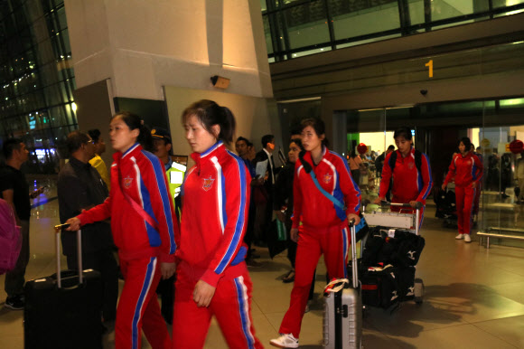 ‘아시안피스컵’ 출전 북한 배구선수단 인도네시아 입국