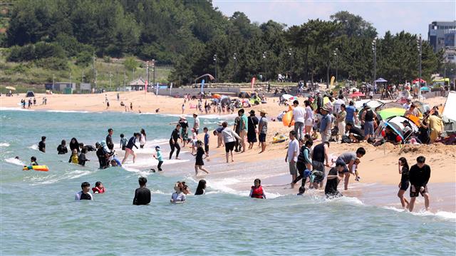 속초해변에 몰린 피서객