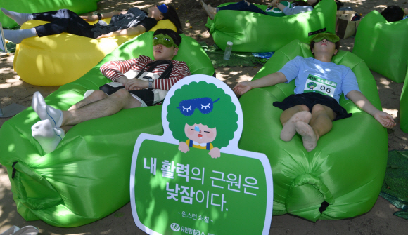 23일 오후 서울 성동구 서울숲에서 열린 우푸푸(우리강산 푸르게 푸르게) 숲 속 꿀잠대회에서 참가자들이 잠을 자고 있다. 2019.6.23 박지환기자 popocar@seoul.co.kr