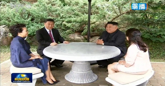 산책 도중 대화하는 시진핑과 김정은