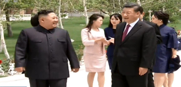 시진핑-김정은, 금수산영빈관 산책