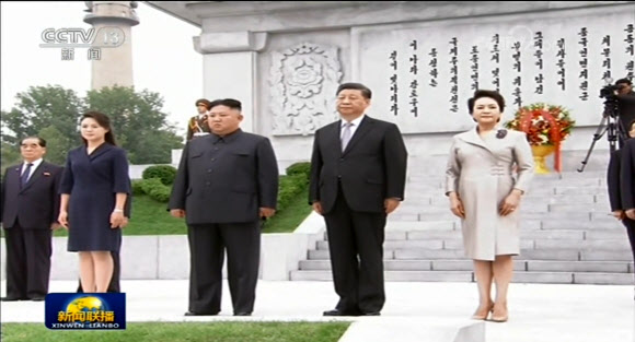 시진핑-김정은 ‘우의탑’ 참배