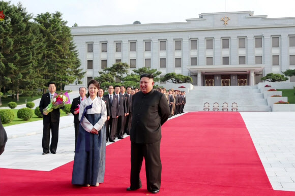 시진핑 기다리는 북 김정은과 리설주