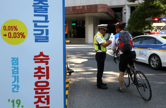 24일 오전 서울 중구 서울지방경찰청에서 경찰관들이 출근하는 직원들을 대상으로 음주 측정을 하고 있다. 서울지방경찰청은 28일까지 전 경찰관서에서 출근길 숙취 운전을 점검한다. 2019.6.24  연합뉴스