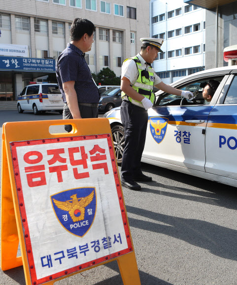 24일 오전 대구 북부경찰서 정문에서 새벽 순찰을 마치고 들어오는 경찰순찰차를 대상으로 북부경찰서 관계자가 음주단속을 하고 있다. 2019.6.24  연합뉴스