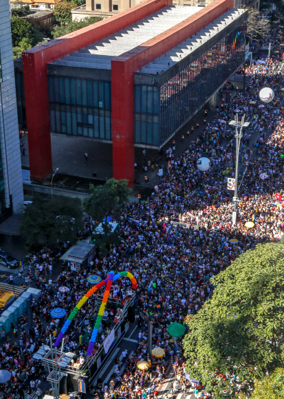 Aerial view of the 23rd Gay Pride Parade, which theme is “50 years of Stonewall”, in Sao Paulo, Brazil on June 23, 2019. (Photo by Miguel SCHINCARIOL / AFP)/2019-06-24 00:40:19/ <저작권자 ⓒ 1980-2019 ㈜연합뉴스. 무단 전재 재배포 금지.>