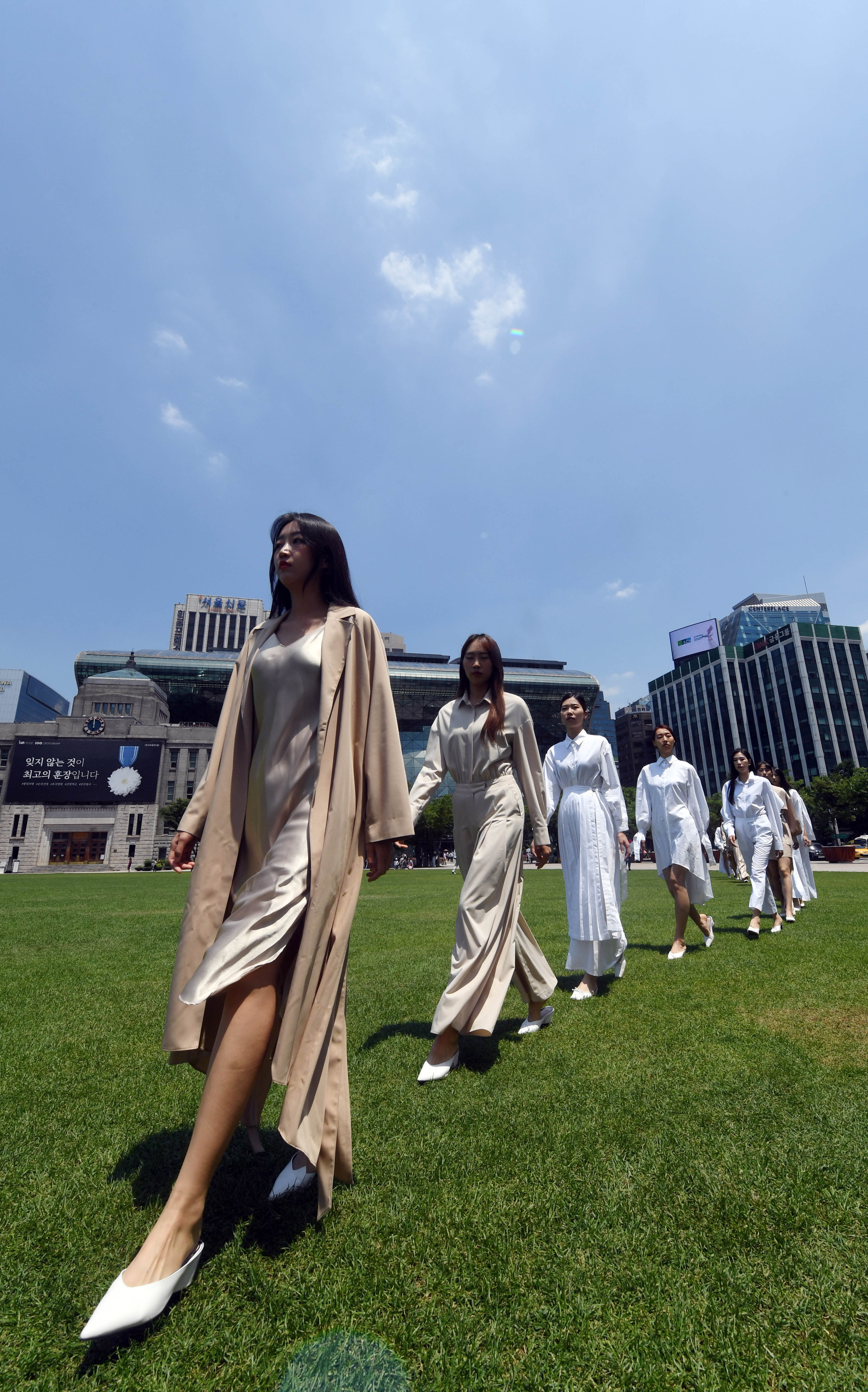 22일 서울시청광장에서 모델들이 서울365패션쇼에 참여한 최정수 디자이너의 옷을 입고 워킹을 하고 있다.  2019.6.22  정연호 기자 tpgod@seoul.co.kr