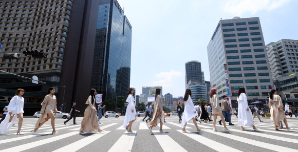 22일 서울시청광장에서 모델들이 서울365패션쇼에 참여한 최정수 디자이너의 옷을 입고 워킹을 하고 있다.  2019.6.22  정연호 기자 tpgod@seoul.co.kr