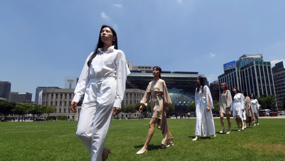 22일 서울시청광장에서 모델들이 서울365패션쇼에 참여한 최정수 디자이너의 옷을 입고 워킹을 하고 있다.  2019.6.22  정연호 기자 tpgod@seoul.co.kr