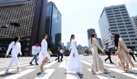 22일 서울시청광장에서 모델들이 서울365패션쇼에 참여한 최정수 디자이너의 옷을 입고 워킹을 하고 있다.  2019.6.22  정연호 기자 tpgod@seoul.co.kr