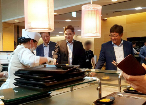 삼성전자 이재용 부회장이 24일 서울 강동구 상일동에 있는 삼성물산 건설 부문 사옥의 구내식당에서 배식받고 있다. 2019.6.24  연합뉴스