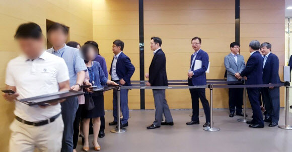 삼성전자 이재용 부회장(오른쪽 다섯번째)이 24일 서울 강동구 상일동에 있는 삼성물산 건설 부문 사옥의 구내식당에서 경영진과 점심을 하기 위해 줄을 서 있다. 2019.6.24  연합뉴스