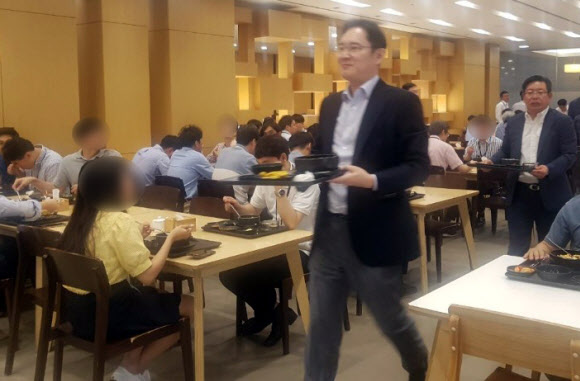 삼성전자 이재용 부회장이 24일 서울 강동구 상일동에 있는 삼성물산 건설 부문 사옥의 구내식당에서 이동하고 있다. 2019.6.24  연합뉴스
