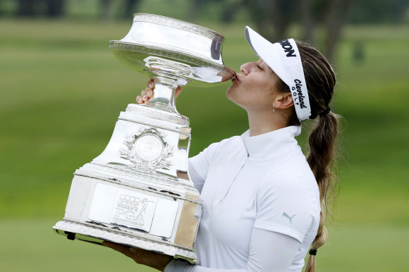 해나 그린이 24일(한국시간) 미국 채스카 헤이즐틴 내셔널 골프클럽에서 끝난 미여자프로골프(LPGA) 투어 KPMG 위민스 PGA 챔피언십에서 호주 선수로는 13년 만에 메이저 우승을 일군 뒤 트로피에 입을 맞추고 있다. 채스카(미국 미네소타) AP 연합뉴스