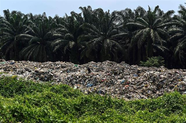 지난 3월 플라스틱 폐기물들이 말레이시아 수도 쿠알라룸푸르 인근 쿠알라랑앗 지역의 젠자롬 일대에 버려져 있다(왼쪽). 쿠알라랑앗 AFP 연합뉴스