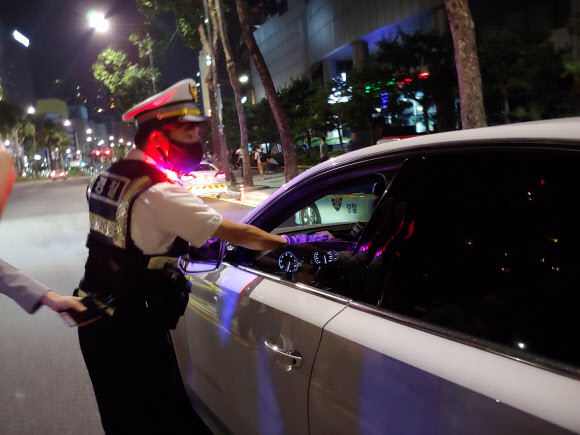 ’제2 윤창호법’ 시행 첫날 음주단속 중인 경찰들