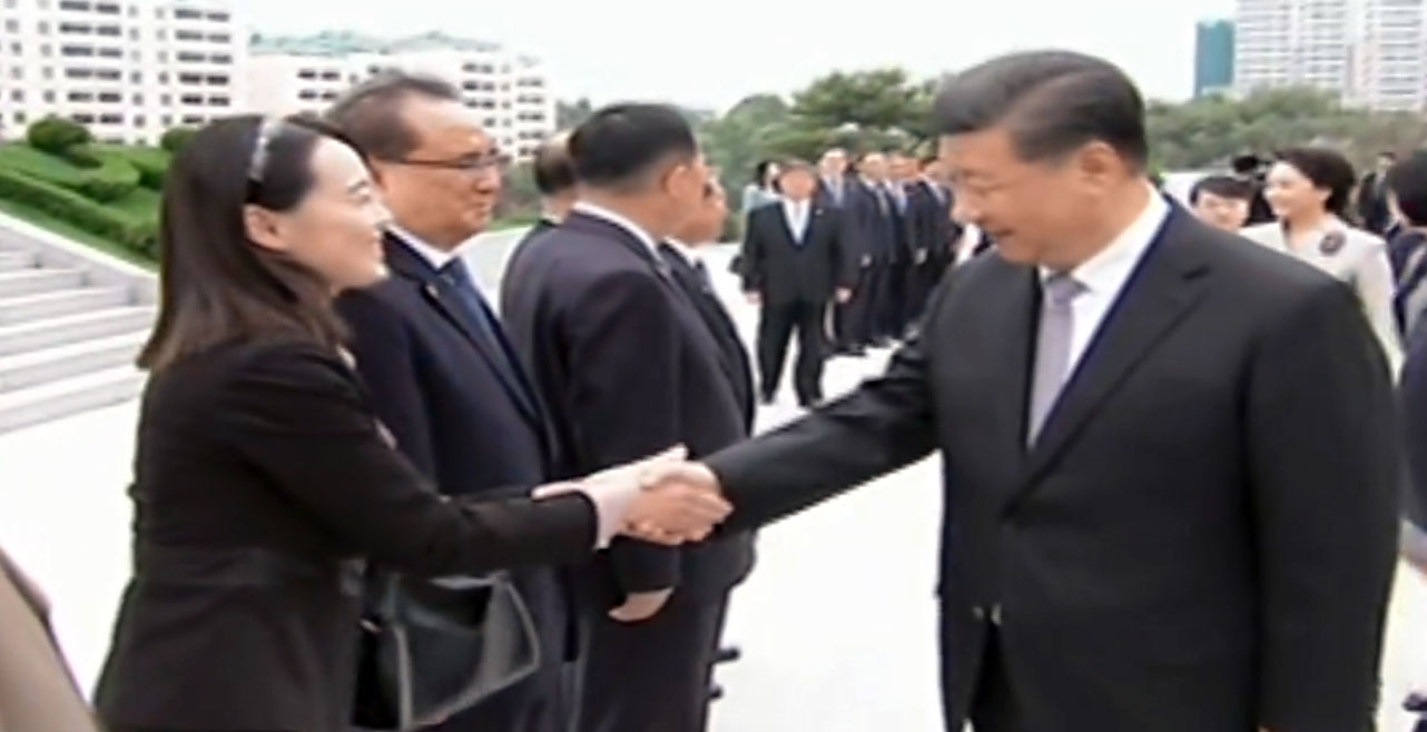김여정과 악수하는 시진핑