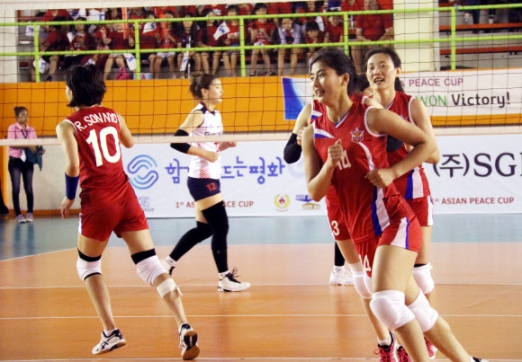 밝은 표정의 북한 여자배구팀