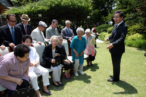 앞자리에 부인들 앉기를 제안하는 이낙연 총리