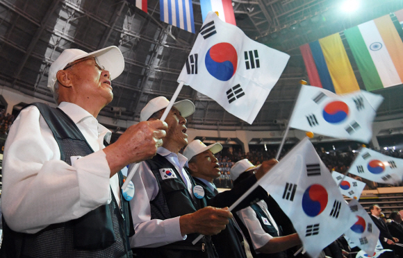 25일 서울 중구 장충체육관에서 열린 6.25 전쟁 69주년 기념식에서 참석자들이 6.25의 노래를 부르고 있다.2019. 6. 25. 박윤슬 기자 seul@seoul.co.kr