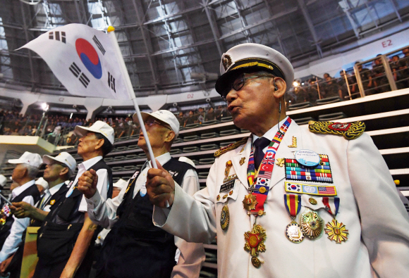 25일 서울 중구 장충체육관에서 열린 6.25 전쟁 69주년 기념식에서 참석자들이 6.25의 노래를 부르고 있다.2019. 6. 25. 박윤슬 기자 seul@seoul.co.kr