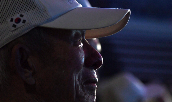 25일 서울 중구 장충체육관에서 열린 6.25 전쟁 69주년 기념식에서 한 참전용사가 눈물을 흘리고 있다.2019. 6. 25. 박윤슬 기자 seul@seoul.co.kr