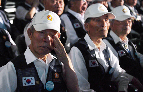 25일 서울 중구 장충체육관에서 열린 6.25 전쟁 69주년 기념식에서 한 참전용사가 눈물을 흘리고 있다.2019. 6. 25. 박윤슬 기자 seul@seoul.co.kr