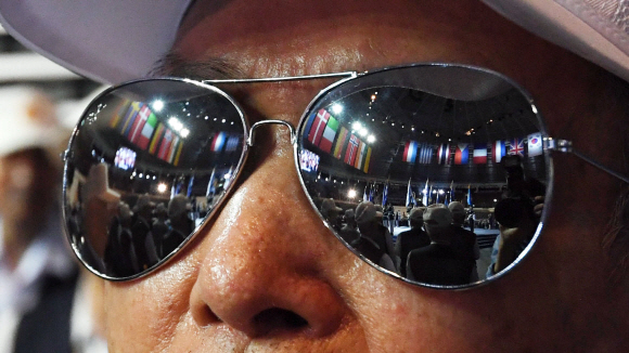 25일 서울 중구 장충체육관에서 열린 6.25 전쟁 69주년 기념식에서 한 참전용사의 안경에 국기가 비치고 있다.2019. 6. 25. 박윤슬 기자 seul@seoul.co.kr