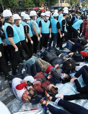 ‘강제 철거 반대’ 바닥에 드러누운 대한애국당 당원들