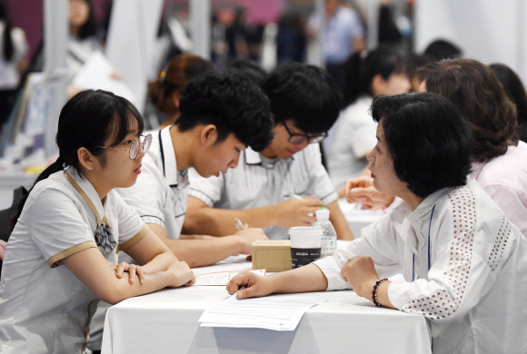 25일 서울 강남구SETEC 컨벤션센터에서 열린 ‘2019 고졸성공 취업대박람회’에서 학생들이 취업관련상담을 하고 있다. 2019. 6. 25. 박윤슬 기자 seul@seoul.co.kr