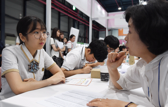 25일 서울 강남구SETEC 컨벤션센터에서 열린 ‘2019 고졸성공 취업대박람회’에서 학생들이 취업관련상담을 하고 있다. 2019. 6. 25. 박윤슬 기자 seul@seoul.co.kr