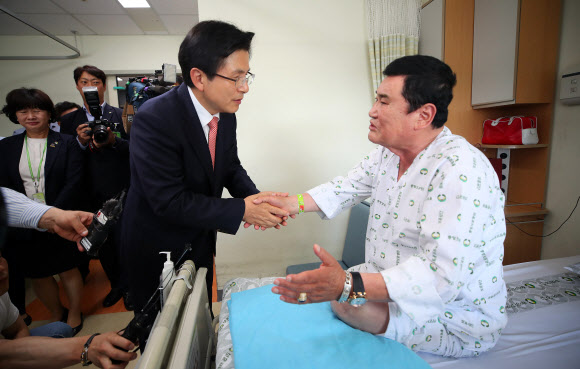 국가유공자 위로 방문하는 황교안 대표