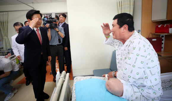 국가유공자와 경례하는 황교안 대표