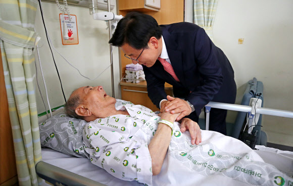 보훈병원 환자 위문하는 황교안 대표