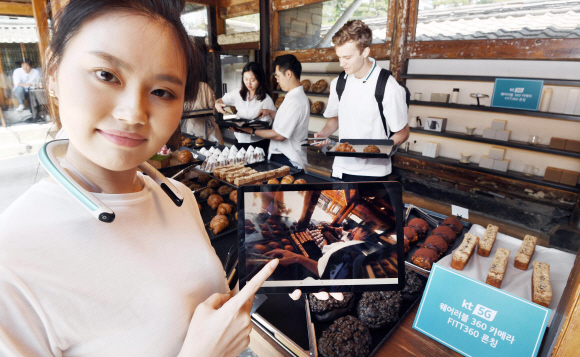 25일 서울 종로구 한 카페에서 모델들이 360도 촬영과 그룹 통과를 할 수 있는 넥밴드 카메라 ‘핏(FITT)360’으로 찍은 화면을 선보이고 있다. 박윤슬 기자 seul@seoul.co.kr