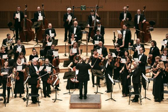세계적 지휘자 이반 피셰르가 이끄는 부다페스트 페스티벌 오케스트라가 지난 24일 서울 롯데콘서트홀에서 ´다뉴브 유람선 참사´를 애도하는 가곡을 부르고 있다. 롯데콘서트홀 제공
