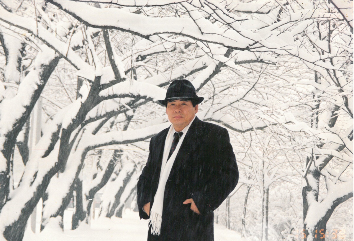 1995년 눈 오는 어느날 서울 여의도 윤중로에서 산책하는 정인환 시인