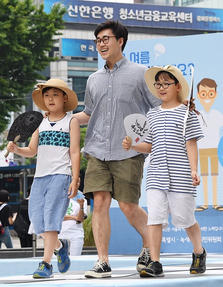 26일 오후 서울 청계광장에서 열린 시원차림 맵시 뽐내기 대회에 참가한 시민모델들이 나만의 시원차림을 선보이고 있다. 2019.6.26. 오장환 기자 5zzang@seoul.co.kr