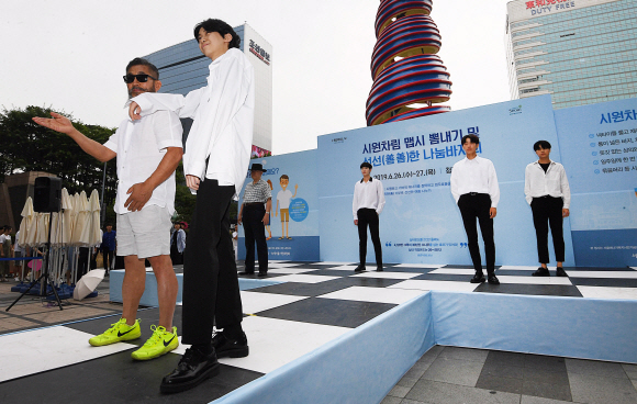 26일 오후 서울 청계광장에서 열린 시원차림 맵시 뽐내기 대회에서 서울문화예술대학교 모델과 학생들이 나만의 시원차림을 선보이고 있다. 2019.6.26. 오장환 기자 5zzang@seoul.co.kr