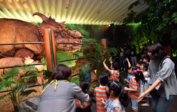 26일 서울 감서구 롯데백화점 김포공항점 1층에 문을 연 ‘쥬라기 월드’ 특별전 전시장을 찾은 어린이들이 전시된 로봇공룡을 바라보고 있다. 2019. 06.26. 박지환 기자 popocar@seoul.co.kr