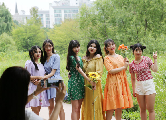 개성 넘치는 밀레니엄세대 졸업사진