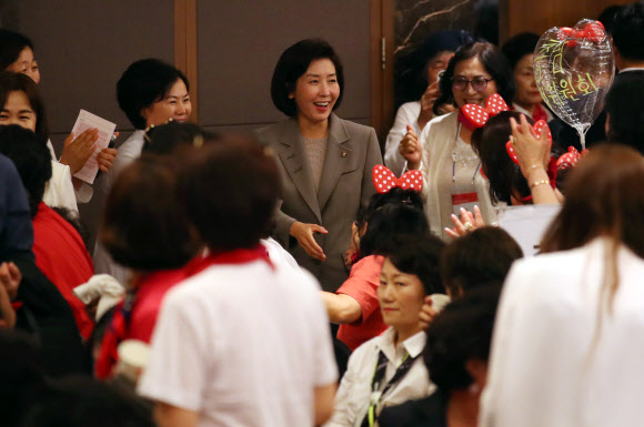 환영받으며 입장하는 나경원