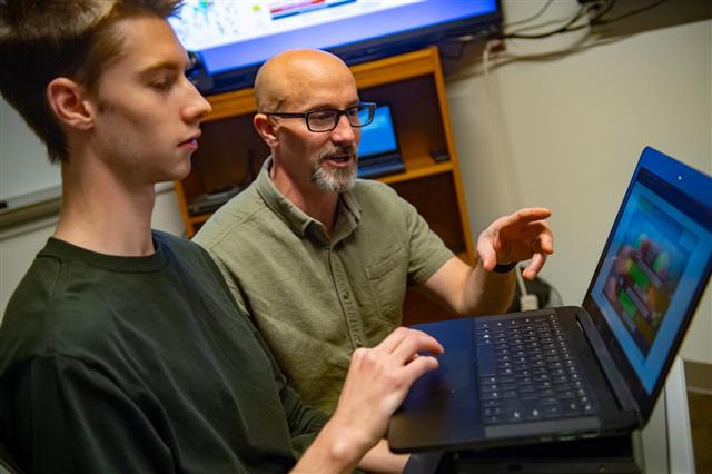 미국 버몬트대 연구팀 스콧 메릴(오른쪽) 교수가 연구팀과 가축 전염병 확산 관련 비디오 게임을 하고 있는 모습. 버몬트대 제공