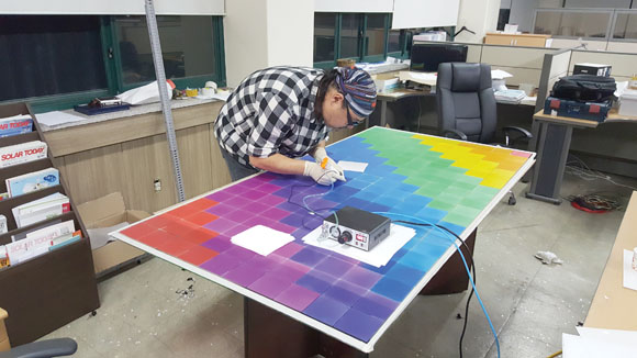 비제이파워의 한 직원이 서울광장에 전시될 태양광 예술작품 ‘디지털레인보우’를 만들고 있다.