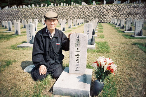 1998년 4월 26일 조순범 묘를 참배하는 이경종(큰아들 이규원 촬영)