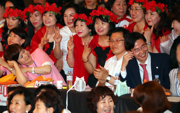 우먼 페스타 참석자들과 기념촬영 하는 황교안