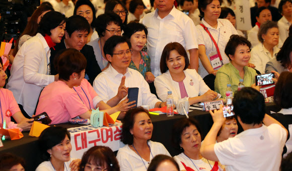 우먼 페스타 참석자들과 기념촬영 하는 황교안